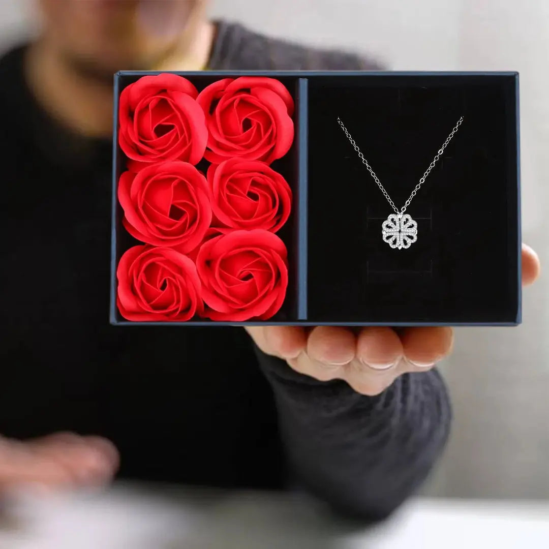 Clover Necklace + Rose Gift Box Clara Bloom