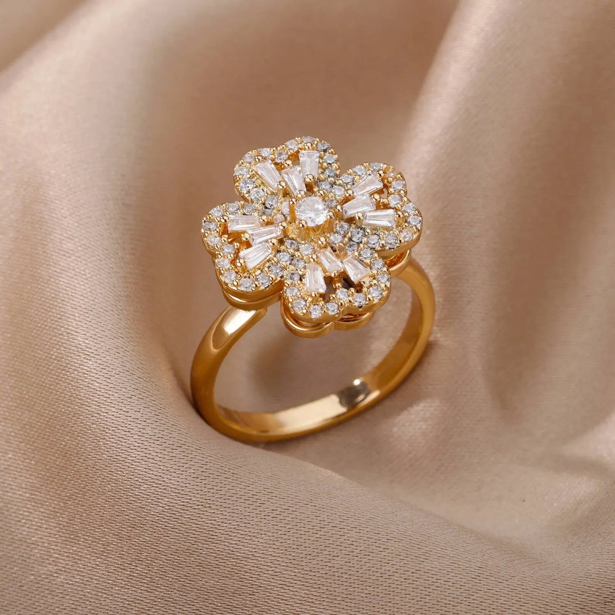 Spinning Clover Ring clara bloom